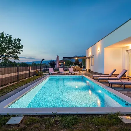 Modern Blue Lagoon With Pool And Jacuzzi 别墅 Kršan
