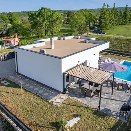 Modern Blue Lagoon With Pool And Jacuzzi *