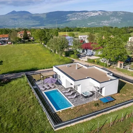 Modern Blue Lagoon With Pool And Jacuzzi *
