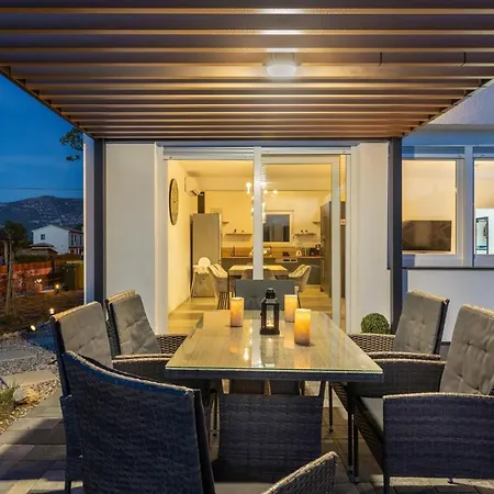 Villa Modern Blue Lagoon With Pool And Jacuzzi